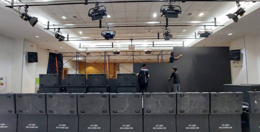 ทีมงาน JC VIDEO & LED กำลังติดตั้งจอ LED P3.9 สำหรับงานอีเวนต์ด้วยความใส่ใจในทุกขั้นตอน