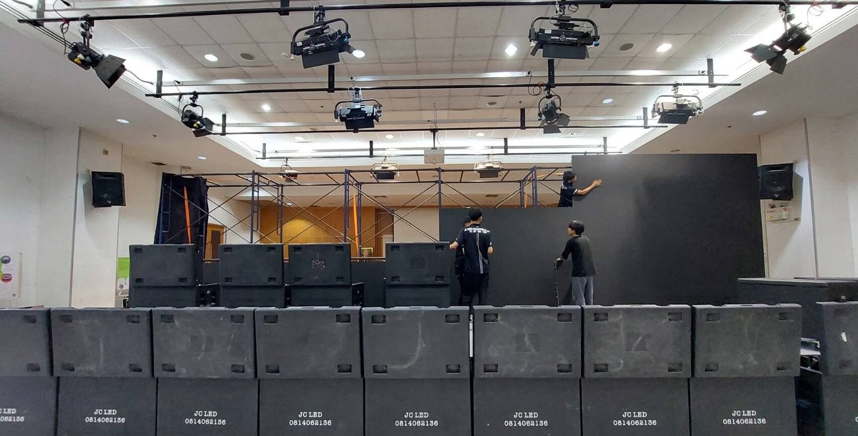 ทีมงาน JC VIDEO & LED กำลังติดตั้งจอ LED P3.9 สำหรับงานอีเวนต์ด้วยความใส่ใจในทุกขั้นตอน