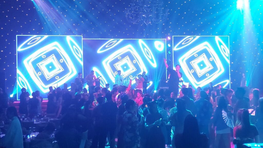 ภาพจอ LED ขนาดใหญ่ (Ultra-Wide Screen) แสดงภาพท้องฟ้า เพื่อเน้นย้ำความสามารถในการติดตั้งจอ LED ทุกขนาด