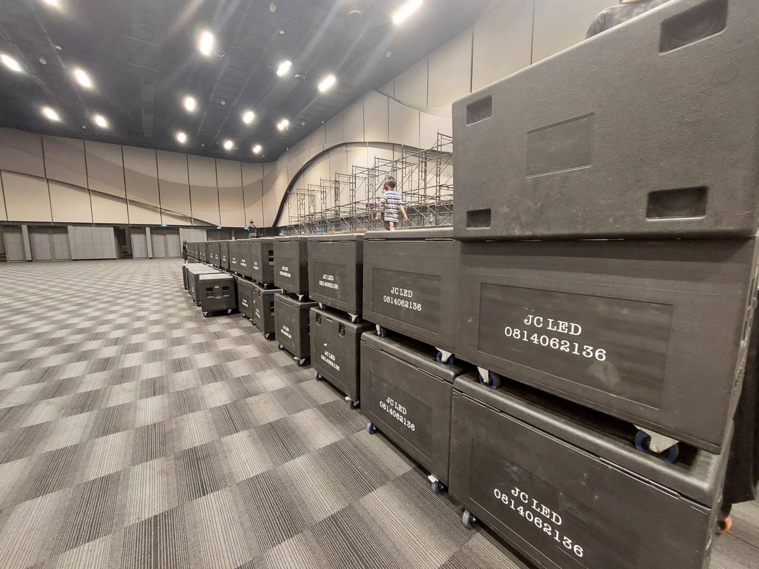 กล่องบรรจุอุปกรณ์จอ LED Flight Case จำนวนมาก พร้อมสำหรับการติดตั้งและขนส่งงานอีเว้นท์ขนาดใหญ่ในห้องประชุม